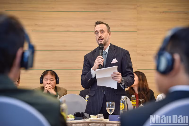 越南旅游咨询委员会(TAB)代表克里斯·法威尔( Chris Farwell )发言。(成达 摄) 越南旅游咨询委员会(TAB)代表克里斯·法威尔( Chris Farwell )发言。(成达 摄)