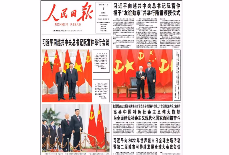 11月1日出版的《人民日报》头版刊登了两位总书记的三张合影。