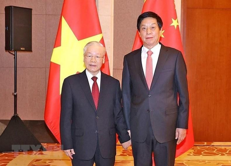 越共中央总书记阮富仲会见中国全国人大常委会委员长栗战书。（图片来源：越通社）