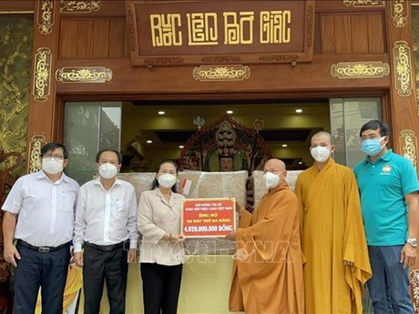 释善仁和尚象征性地向胡志明市市委副书记、人民议会主席阮氏丽移交多功能型呼吸机，支持该市新冠肺炎疫情防控工作。