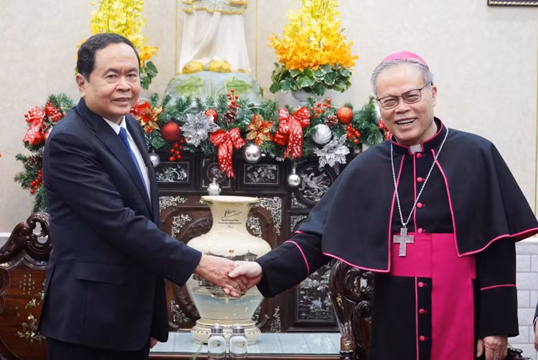 国会常务副主席陈青敏和顺化天主教总教区总主教阮志灵。