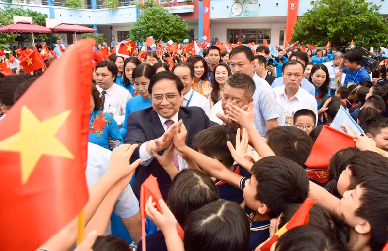 范明正总理出席新学年开学典礼。（陈海 摄）