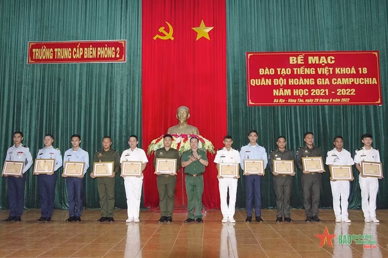 二号边防中专学校举行柬埔寨学员越南语培训班结业典礼。（图片来源：越南人民军队报）