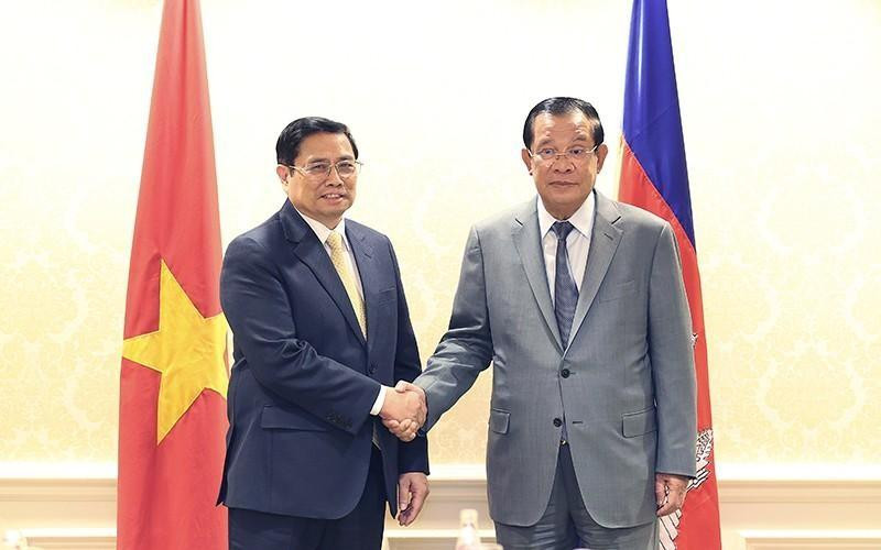 2022年5月，值此出席东盟-美国特别峰会之际政府总理范明正会见柬埔寨王国首相洪森。（图片来源：越通社）