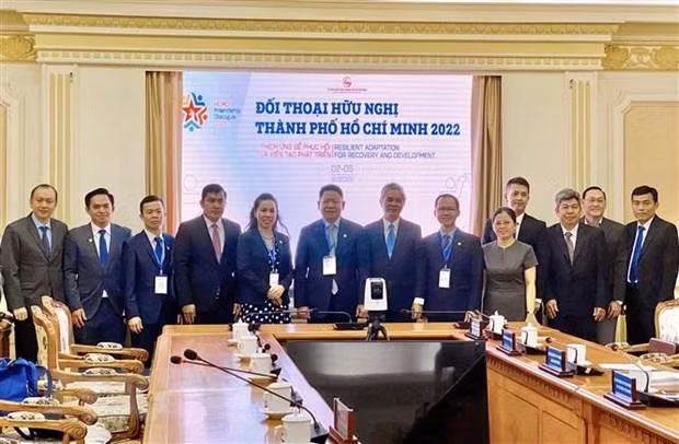 胡志明市领导和柬埔寨地方领导人。