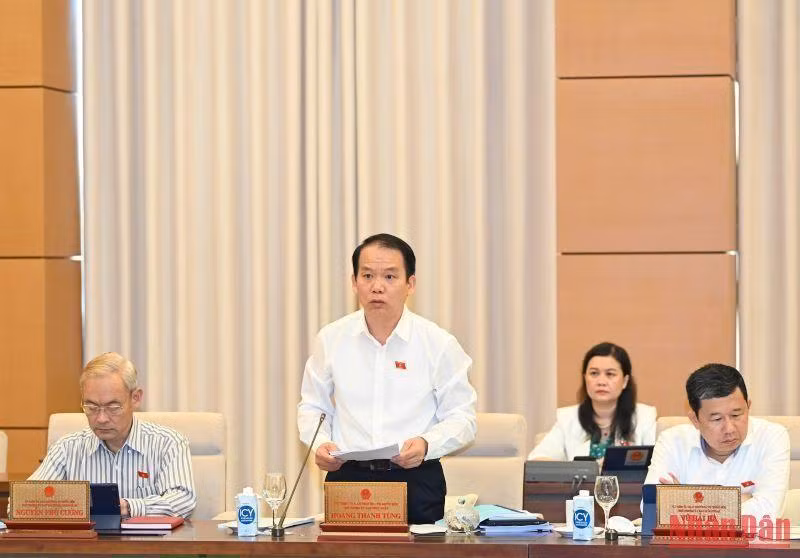 国会法律委员会主任黄青松在会上作报告。