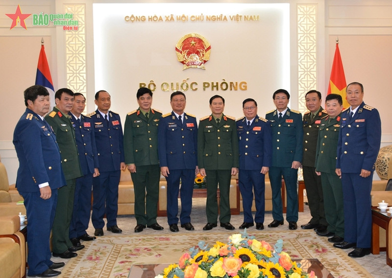 阮新疆上将与Khamlek Sengphachan少将及双方代表合影。（图片来源：人民军队报）