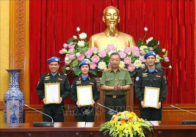 公安部部长苏林大将向在南苏丹执行维和任务的军官颁发国家主席的奖状。（图片来源：越通社）
