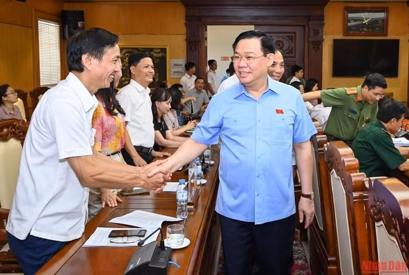 国会主席王廷惠与河静省骨干领导握手。