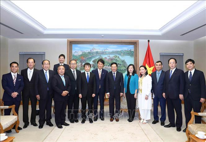 政府常务副总理范平明和各位代表合影。