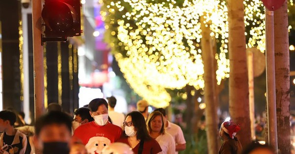 胡志明市市民喜迎圣诞佳节。