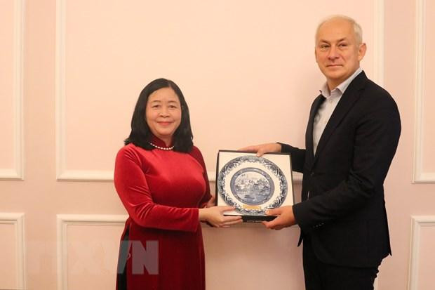 裴氏明淮女士与波兰-越南友好议员小组代表会面。