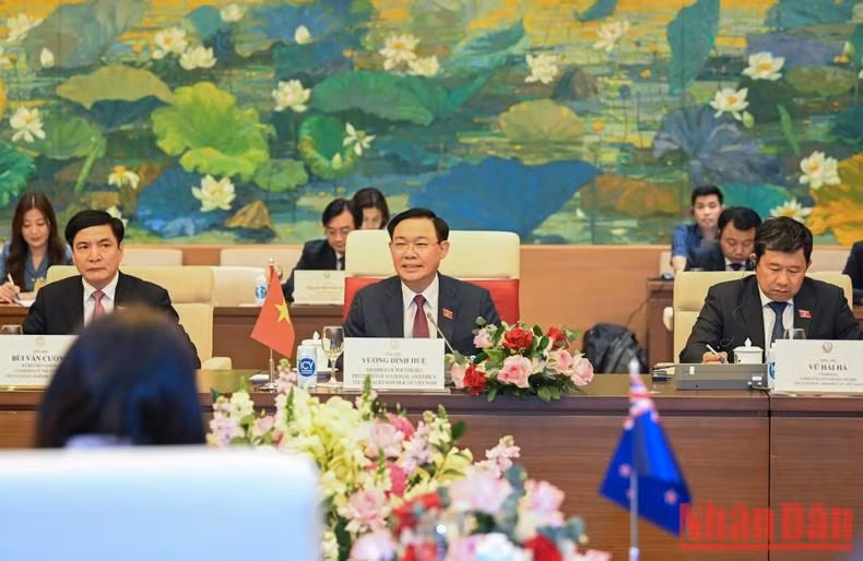 国会主席在会见时发表讲话。（维玲 摄）