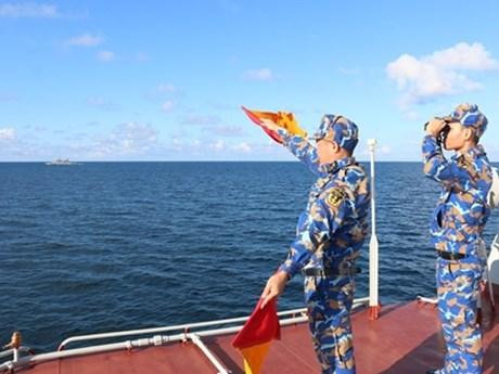 265号舰船官兵与泰国皇家海军进行手旗通信训练（图片来源：越南海军报）