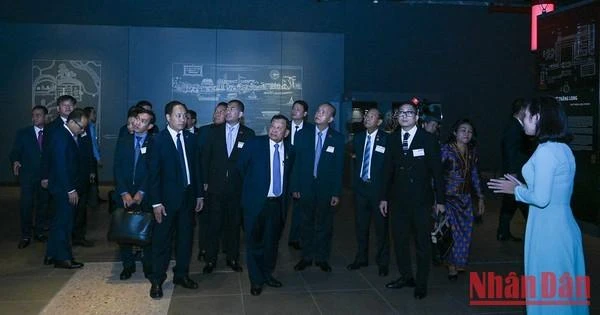柬埔寨参议院主席赛冲参观国会大厦地下考古学陈列室。