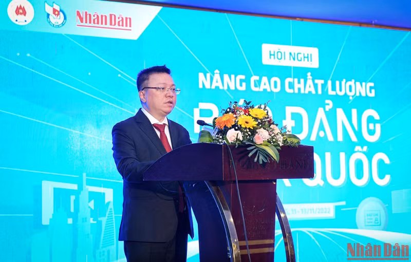 越共中央委员、《人民报》社总编辑、中央宣教部副部长、越南新闻工作者协会主席黎国明发表总结性讲话。 越共中央委员、《人民报》社总编辑、中央宣教部副部长、越南新闻工作者协会主席黎国明发表总结性讲话。