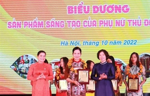 2022年首都河内10位典型女性表彰仪式。
