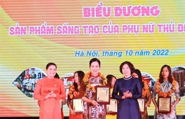 2022年首都河内10位典型女性表彰仪式。