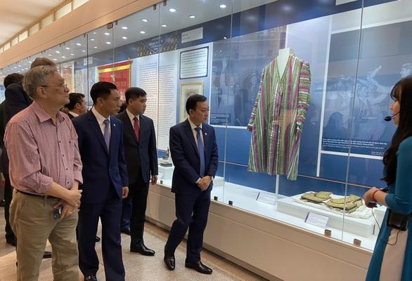 参观展览的代表。（图片来源：年轻人报）