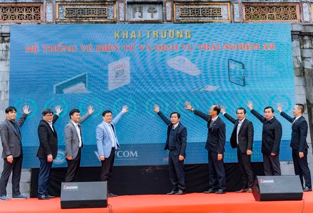 顺化古都遗迹保护中心在顺化大内区举行电子门票和虚拟现实体验服务正式开通仪式。（图片来源：VGP）