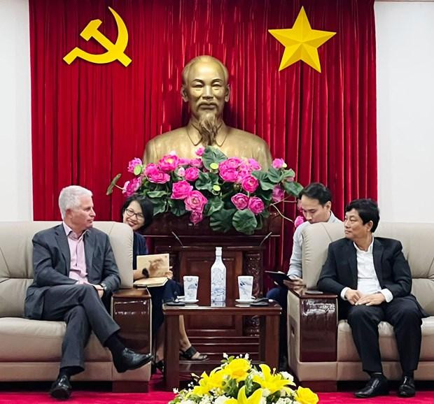 平阳省人民委员会主席武文明会见华平全球联席纪杰。（图片来源：平阳报）