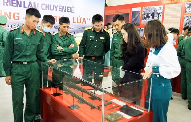 参观专题展的代表。（图片来源：越通社）