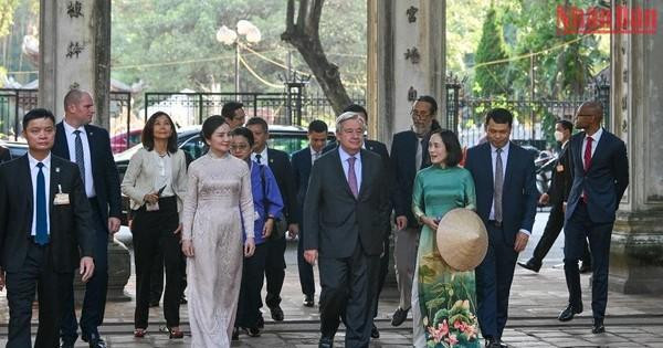 10月22日下午，联合国秘书长安东尼奥·古特雷斯参观河内市文庙-国子监国家特殊遗迹。