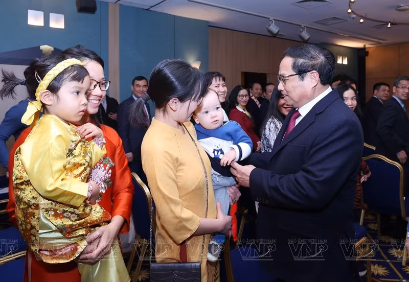 政府总理范明正会见旅居卢森堡越南人社群。（图片来源：越通社）