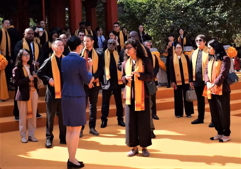 各国驻华使节和驻华记者在三孔景区参加文化活动。（杜微沙 摄）