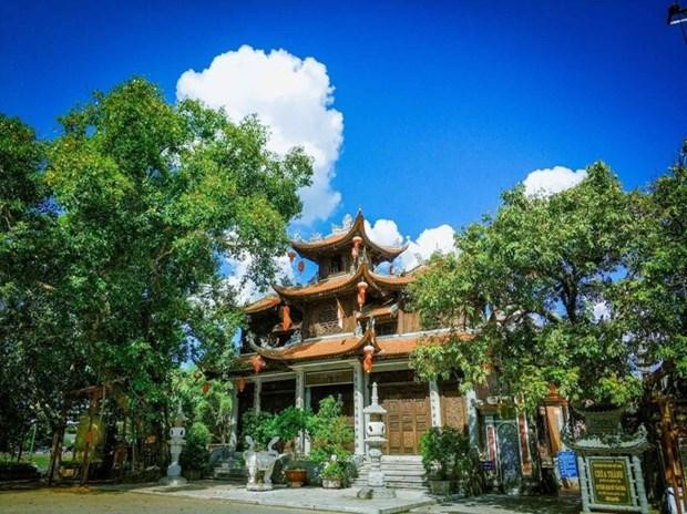 蓝天下的城寺显得绝美。其建筑形制为“内工外国”。