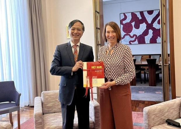 越南驻澳大利亚大使阮必成和澳大利亚参议院议长苏·莱恩斯。