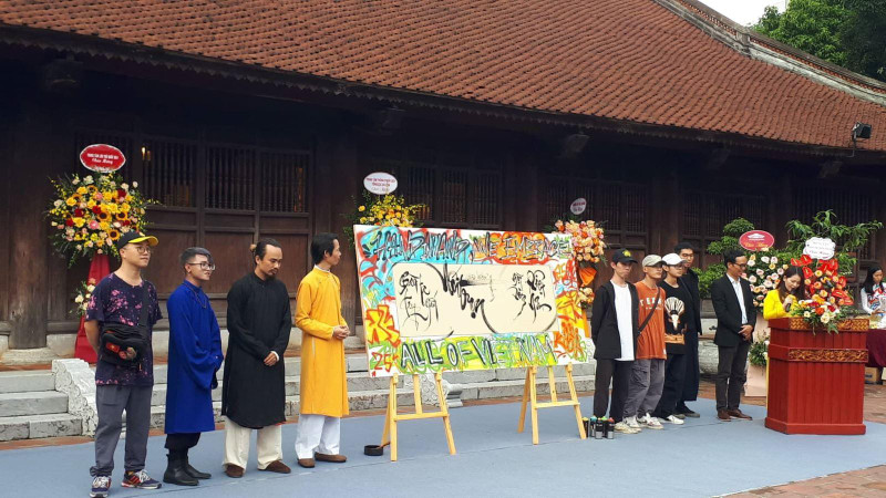 “书法与涂鸦对话”展览会在河内文庙-国子监开展。