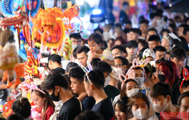  马行街、梳行街上热闹非凡。数千人忙着拍照，购买中秋玩具和装饰品。（成达 摄）
