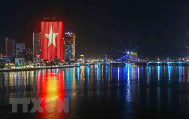 附图：岘港市夜景。