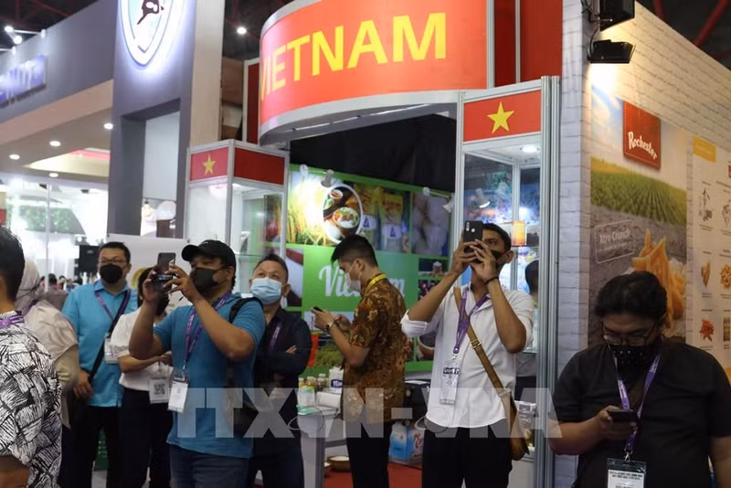 参观越南国家商品馆的游客。