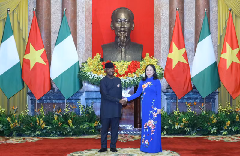 越南国家副主席武氏映春与尼日利亚副总统耶米·奥辛巴乔举行会谈。