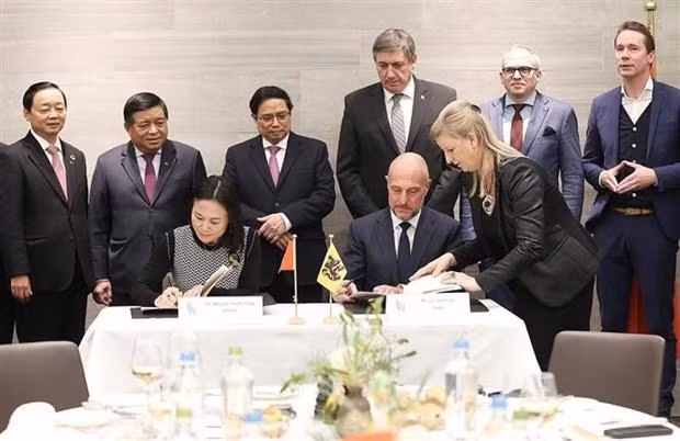 范明正总理与让·让邦先生见证越南Vinfast集团与比利时Facil合作意向书的签署。