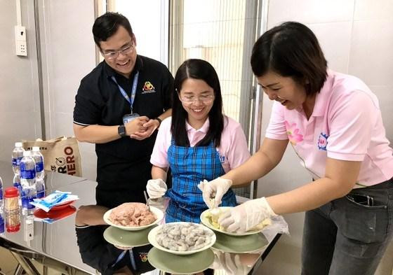 代表团体验包水饺的乐趣。