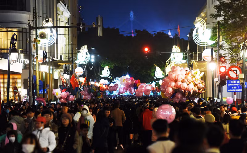 当天傍晚，众多人民集聚在环剑湖步行街空间。（陈海 摄）