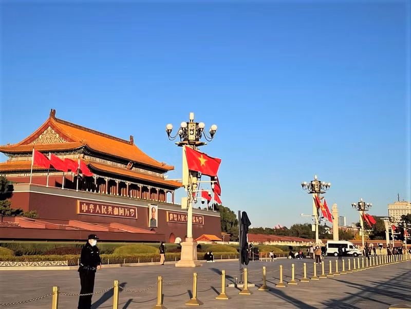 10月31日下午，越南和中国国旗、党旗在天安门前迎风飘扬。（杜有兴 摄）