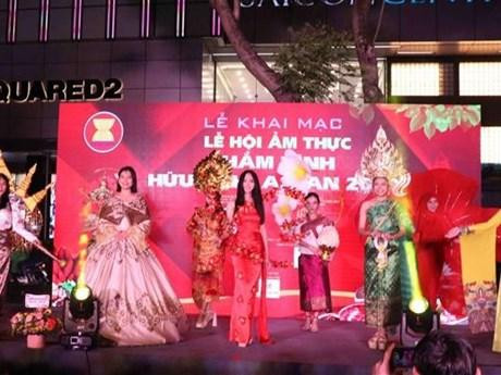 东盟各民族服装表演。