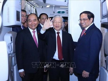 在河内内排国际机场迎接阮富仲总书记的有越共中央政治局委员、国家主席阮春福，越共中央政治局委员、政府总理范明正。
