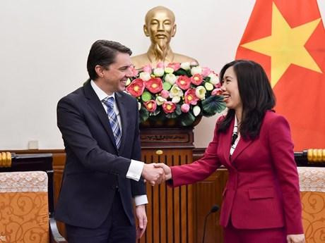 黎氏秋姮与吉里·科扎克对两国经济合作所取得的显著成果感到高兴。（图片来源：国际报）