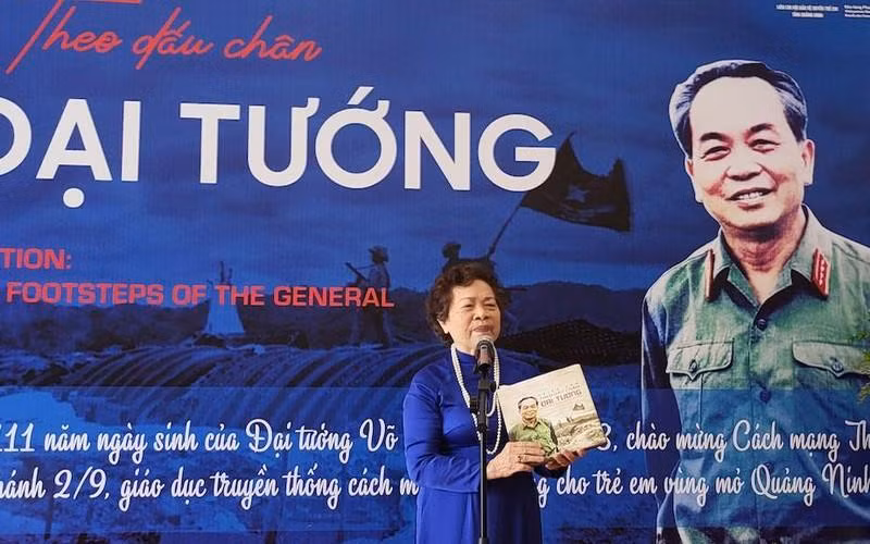 《沿着武元甲大将足迹》演歌和历史人物展会在下龙举行。