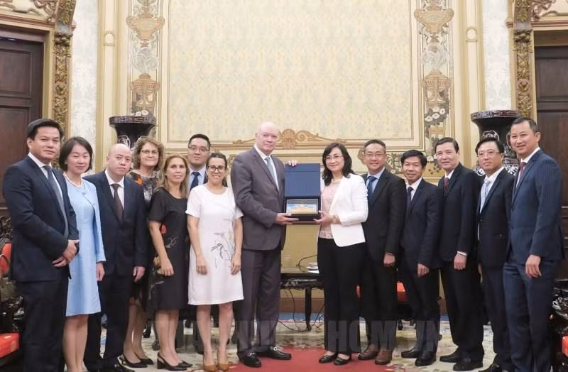 胡志明市领导会见古巴外贸外资部部长马尔米耶卡