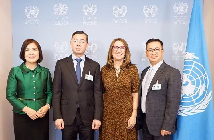 越南国家审计署代表与联合国贸发会议秘书长Rebeca Grynspan。（图片来源：越通社）