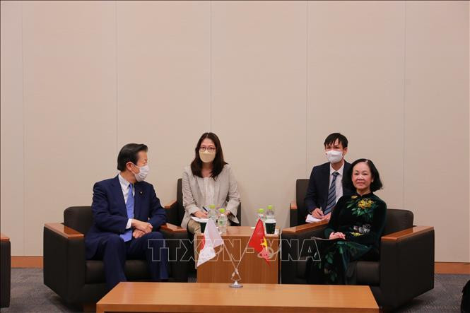 越共中央政治委员、中央书记处书记、中央组织部部长、越日友好议员小组主席张氏梅会见日本公明党党首山口那津男。（图片来源：越通社）