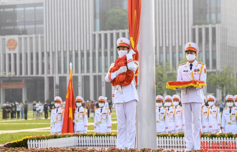 标兵战士举着国旗等待号令及国歌奏响。