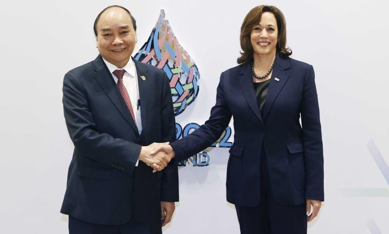 越南国家主席阮春福会见美国副总统卡马拉。