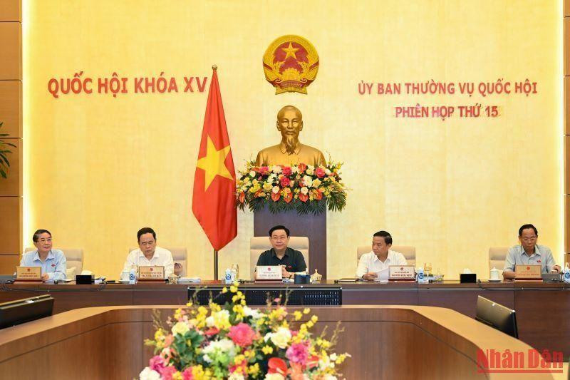 国会主席王廷惠和各位国会副主席出席会议。（维玲 摄）